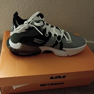 Nike LeBron Witness VII Basketball Sneakers